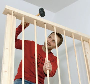 Käsijohteen asentaminen kaiteen päälle Parven rakentaminen